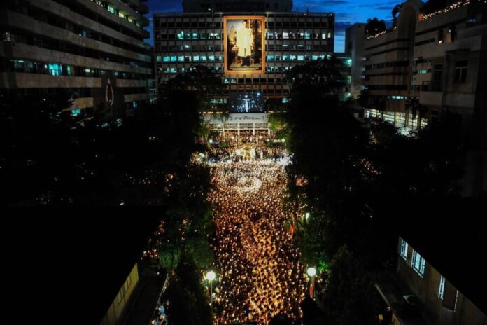 โพลชี้ ประชาชน 79.28% สวดมนต์-เข้าวัด คลายความโศกเศร้า หลัง ร.9 เสด็จสวรรคต