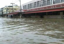 ภาคใต้ยังวิกฤติ น้ำป่าทะลักท่วมบ้านเรือน กรมอุตุฯชี้ มีฝนมาก คลื่นลมแรง ภาคใต้ยังวิกฤติ น้ำป่าทะลักท่วมบ้านเรือน กรมอุตุฯชี้ มีฝนมาก คลื่นลมแรง