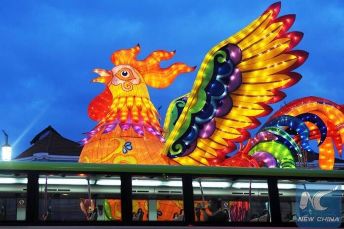 โคมไฟไก่ยักษ์ ผุดรับปีไก่ในสิงคโปร์