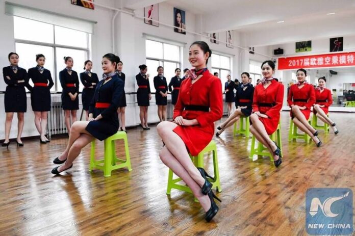 ชมภาพ ความเพียบพร้อมทุกอิริยาบถ ของว่าที่แอร์โฮสเตสจีน