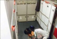 แม่บ้านสนามบินจีนพบถุงเท้าซุกเงินกว่า 2 แสนบาท แม่บ้านสนามบินจีนพบถุงเท้าซุกเงินกว่า 2 แสนบาท