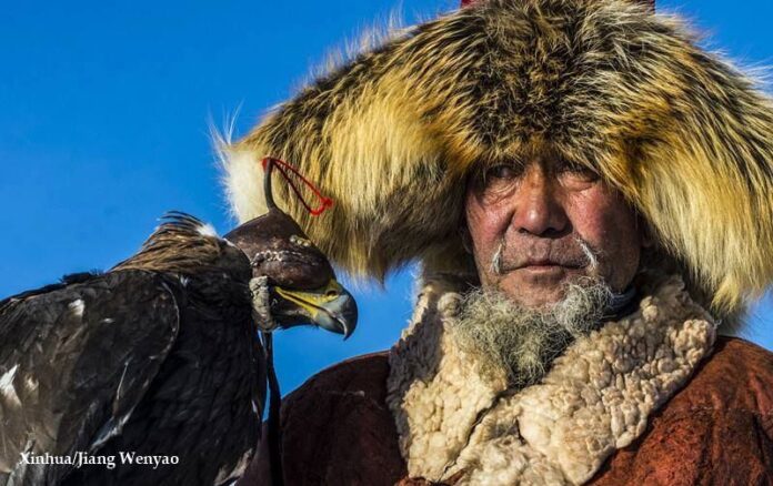 เจาะลึกนักล่าสัตว์ด้วยนกอินทรีชาวคาซัคคนสุดท้ายในจีน
