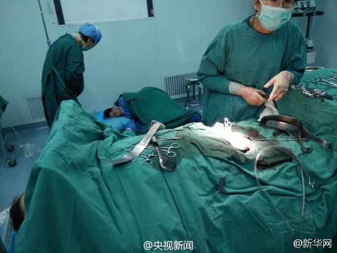 หมอจีนสลบคาห้องผ่าตัด หลังทำงานติดต่อกันนาน 40 ชั่วโมง หมอจีนสลบคาห้องผ่าตัด หลังทำงานติดต่อกันนาน 40 ชั่วโมง