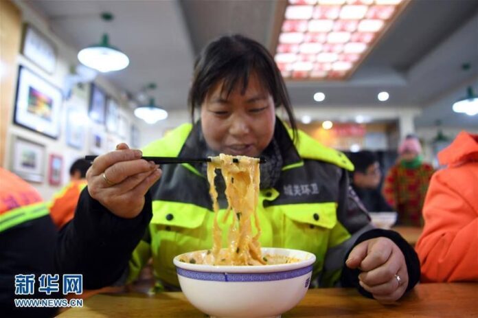 รัฐบาลหลานโจวร่วมกับร้านบะหมี่ให้สวัสดิการ พนง.ทำความสะอาดกินข้าวเช้าฟรี！