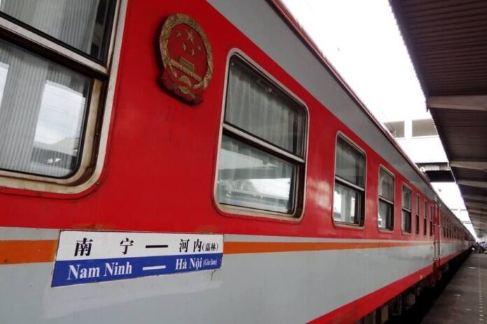 สะดวกรวดเร็ว! ผู้โดยสารแห่นั่งรถไฟข้ามแดนจีน-เวียดนาม
