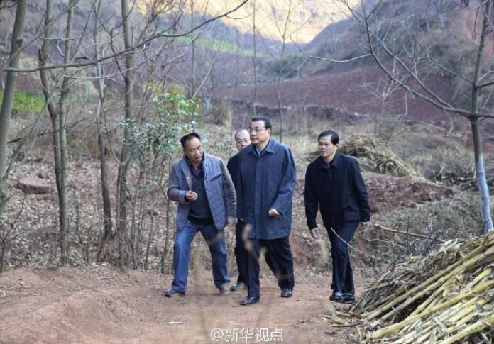 สปิริตมา! นายกฯจีนนั่งรถตะลุยเขาเยือนหมู่บ้านยากจน