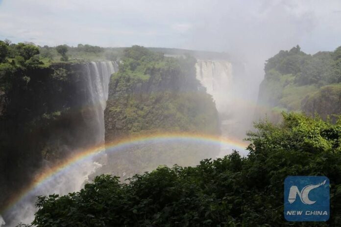 รุ้งงามเหนือน้ำตกวิกตอเรีย สิ่งมหัศจรรย์ทางธรรมชาติของโลก!