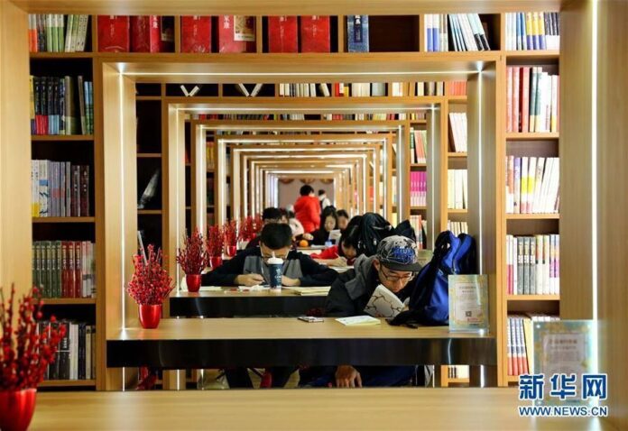 นักศึกษาจีน อ่านหนังสือต้อนรับปีระกา