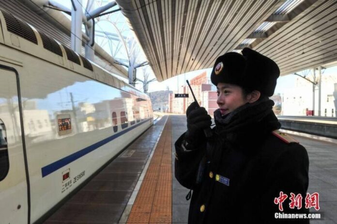 “กุหลาบ”กลางลมหนาว คอยต้อนรับผู้โดยสารช่วงตรุษจีน