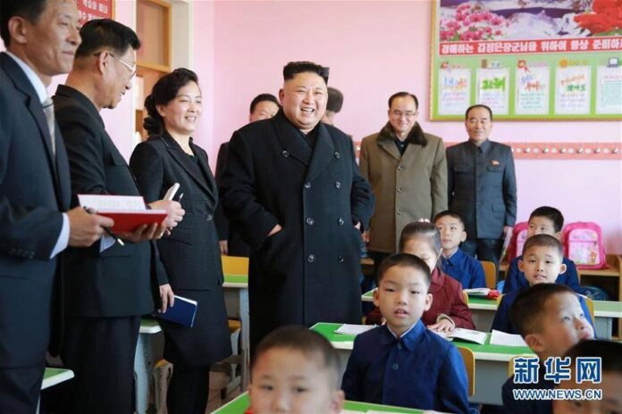 คิมจองอึนเยี่ยมเด็กกำพร้าในโรงเรียนแห่งใหม่