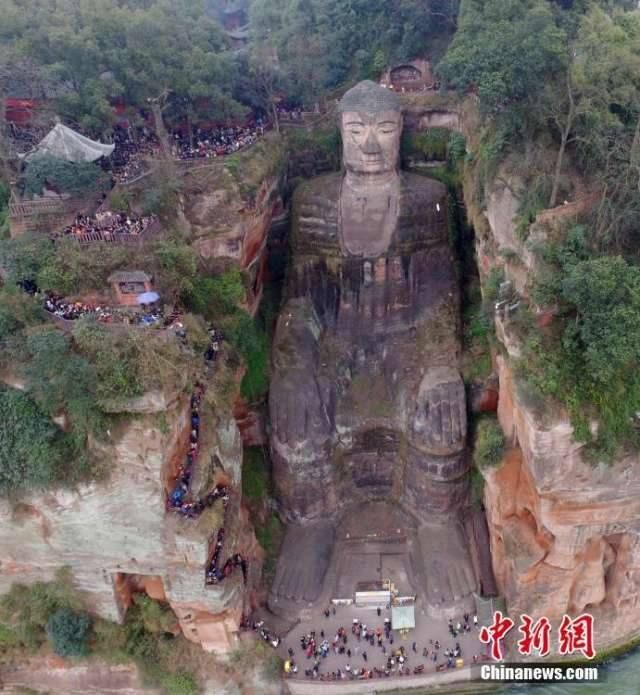 นักท่องเที่ยวแห่ชมพระพุทธรูปเล่อซานในเสฉวน นักท่องเที่ยวแห่ชมพระพุทธรูปเล่อซานในเสฉวน