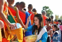 ชาวลาวร่วมใจตักบาตรครั้งใหญ่ในเวียงจันทน์ ชาวลาวร่วมใจตักบาตรครั้งใหญ่ในเวียงจันทน์