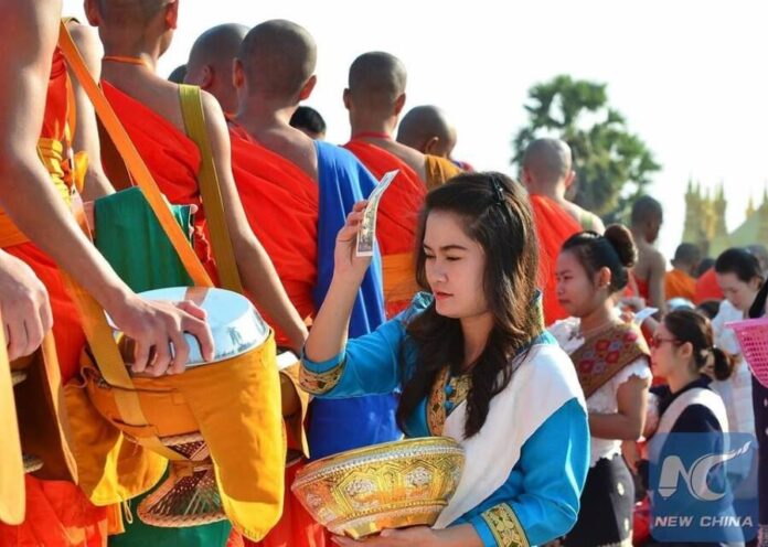 ชาวลาวร่วมใจตักบาตรครั้งใหญ่ในเวียงจันทน์