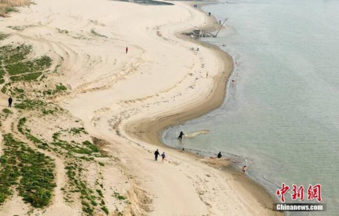 หน้าแล้งมาแล้ว! น้ำในอู่ฮั่นลดต่ำ ผุดเป็นชายหาดแม่น้ำ