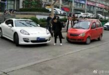 ไอ้หยา!ลุงจีนกุมขมับหลังขับจักรยานสี่ล้อหลบบีเอ็มแต่ดันไปชนปอร์เช่