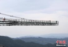 หวาดเสียว! “สะพานลอยฟ้า” ที่ยื่นออกมาจากหน้าผา 80 เมตรในฉงชิ่ง