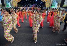 ชาวเมียนมาร์ฉลองเทศกาลสงกรานต์ เตรียมรับปีใหม่