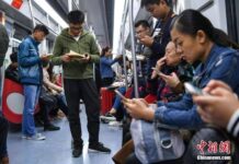 วัยรุ่นคุนหมิง “แฟลชม็อบ” ในรถไฟใต้ดิน เพื่อสร้างกระแสรักการอ่าน