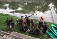 ททท. และกลุ่มอาสา พายเรือเก็บขยะในแม่น้ำเพชรบุรี