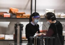 ยอดขาย ‘สินค้าฟุ่มเฟือย’ ในจีน หดตัวครั้งแรก 15% ในปี 2022