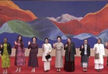 มาดามเผิง หลี่หยวน กับภริยาผู้นำต่างประเทศที่เข้าร่วมการประชุมสุดยอดความร่วมมือระหว่างประเทศ “หนึ่งแถบหนึ่งเส้นทาง” ครั้งที่ 3 เยี่ยมชมพิพิธภัณฑ์ศิลปะและงานฝีมือจีน