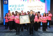 คณะนักร้องประสานเสียงโรงเรียนมัธยมลินคอล์นมอบของขวัญวันเกิดสุดพิเศษให้มาดามเผิง ลี่หยวน