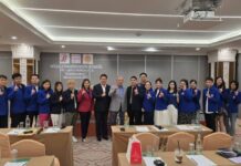 ท่านพินิจ จารุสมบัติ และ รศ.ดร.อักษรศรี พานิชสาส์น ถ่ายทอดความรู้เกี่ยวกับจีน ให้หลักสูตรผู้บริหารรุ่นใหม่ธุรกิจไทย-จีน